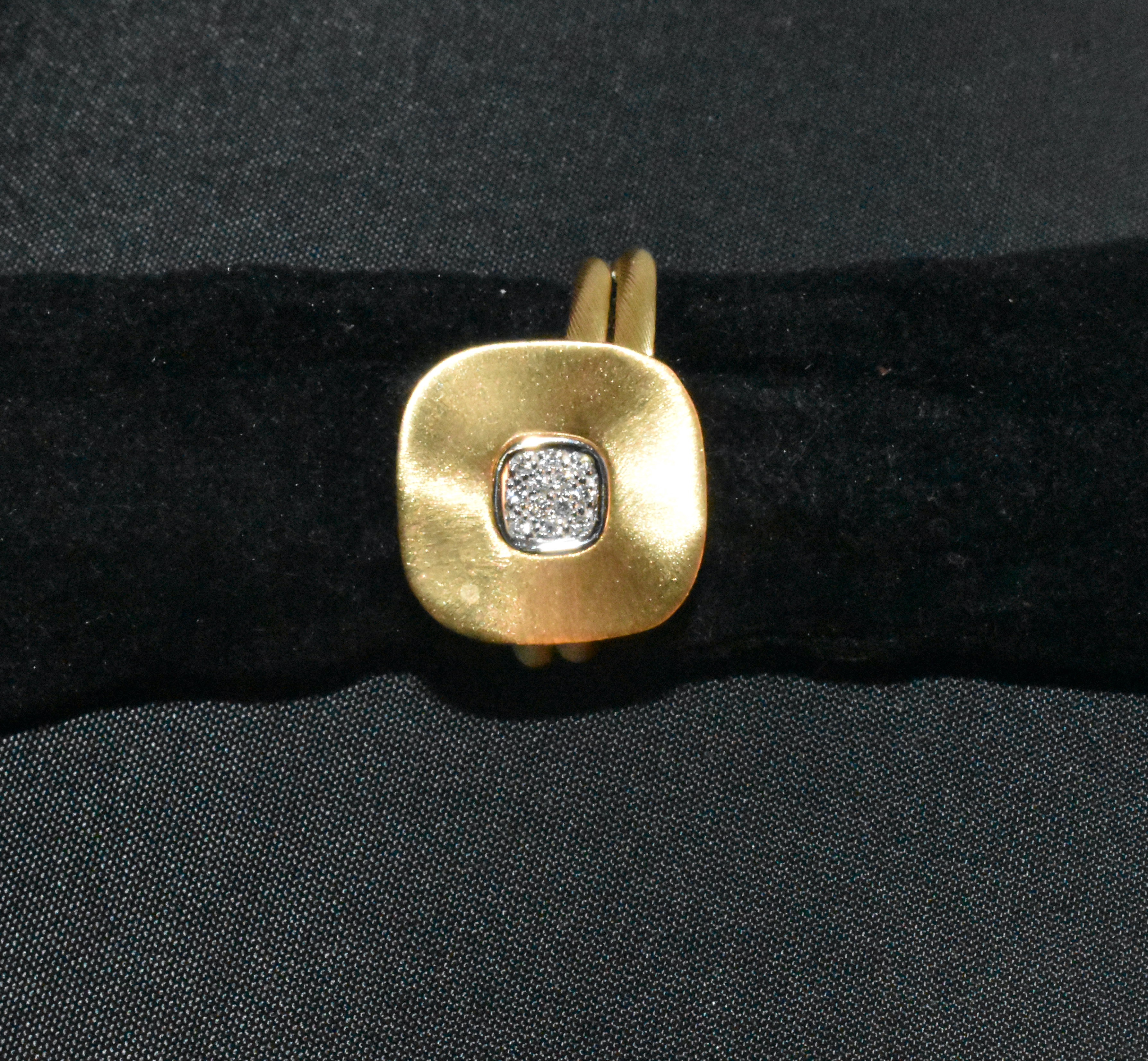 Geelgouden ring met vierkant applique met briljant