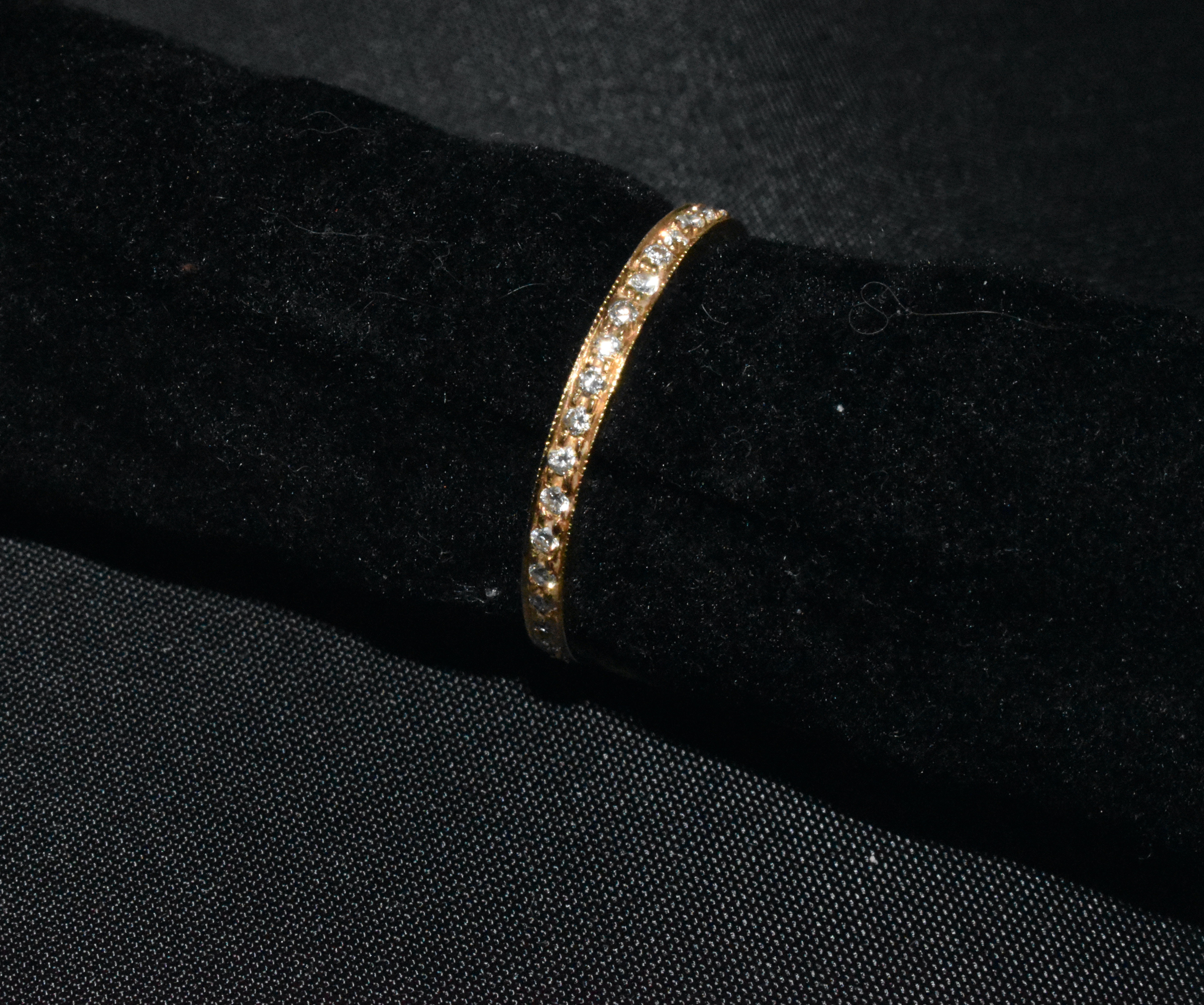 Roodgouden alliance ring volgezet met briljant geslepen diamantjes