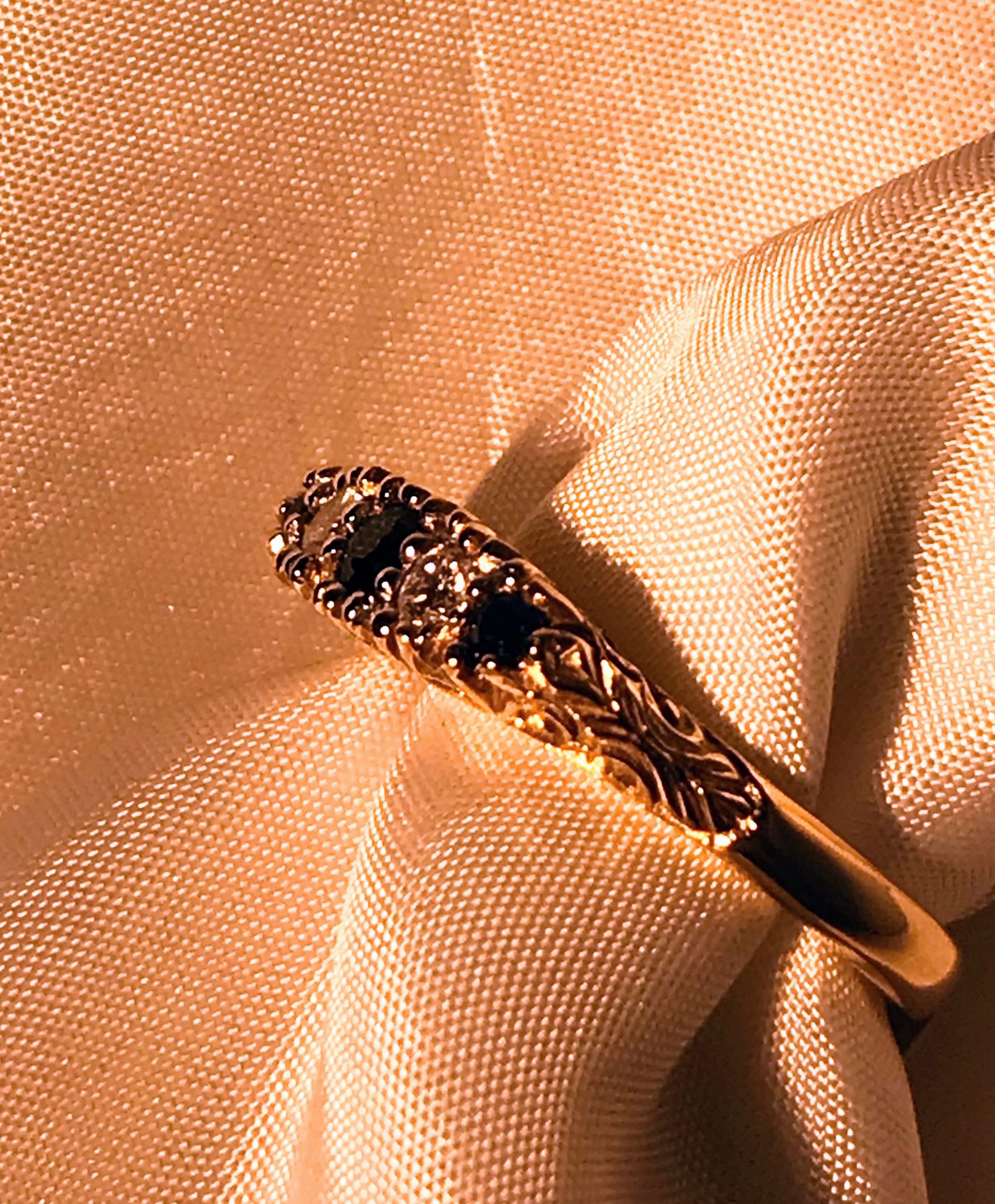 Geelgouden ring met Briljant/ Saffier in Victoriaanse stijl