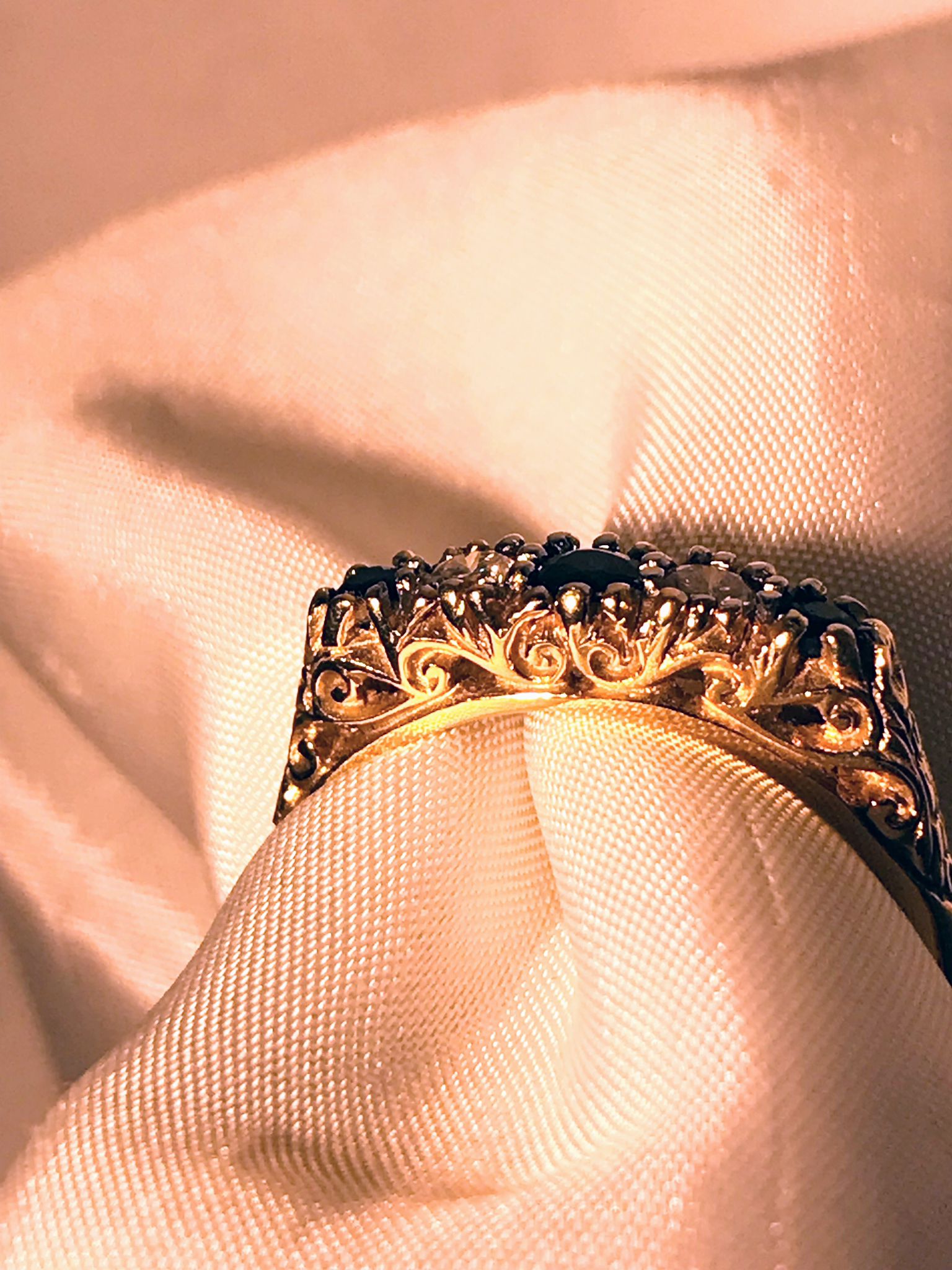 Geelgouden ring met Briljant/ Saffier in Victoriaanse stijl