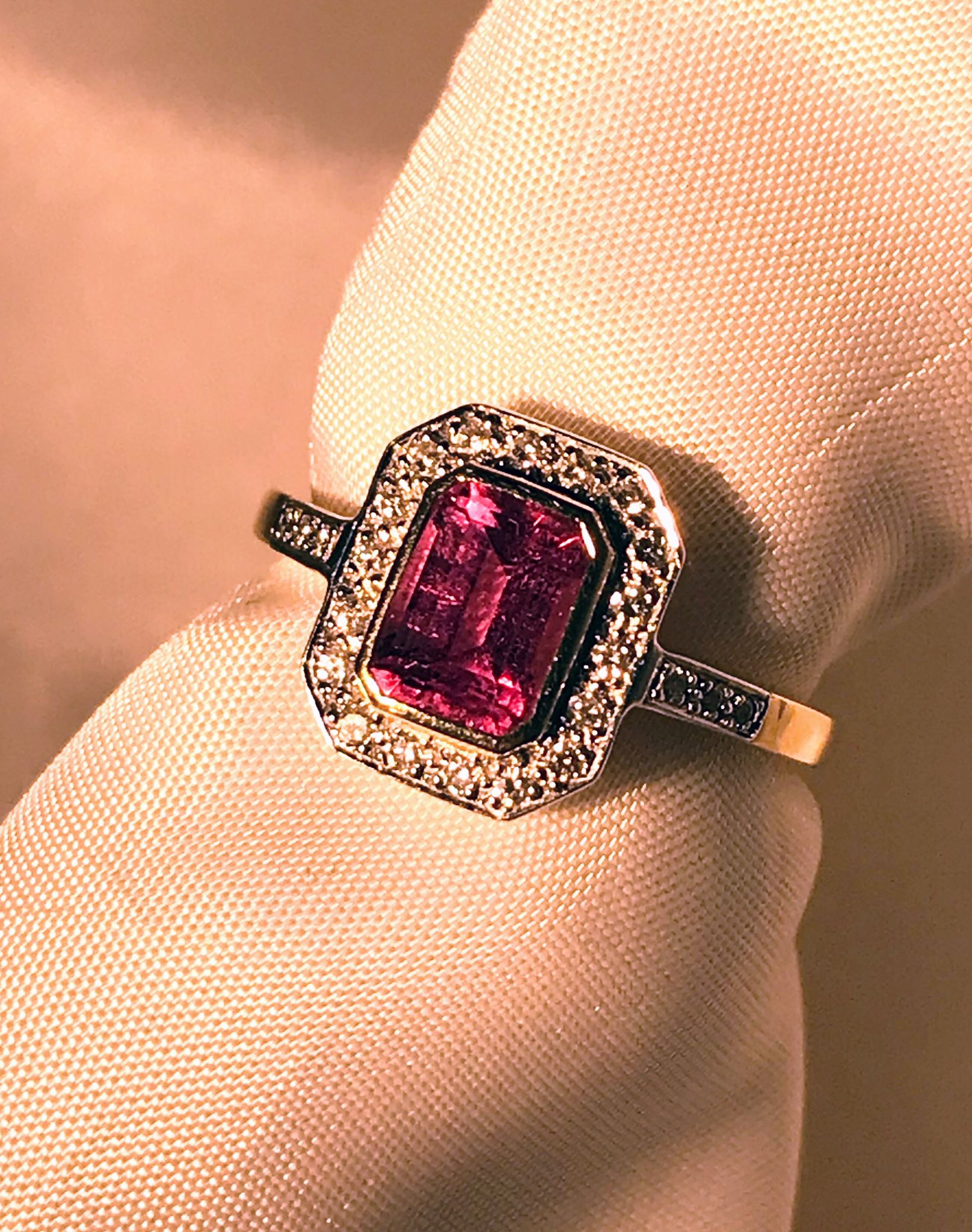 Geelgouden ring met roze tourmalijn en briljant