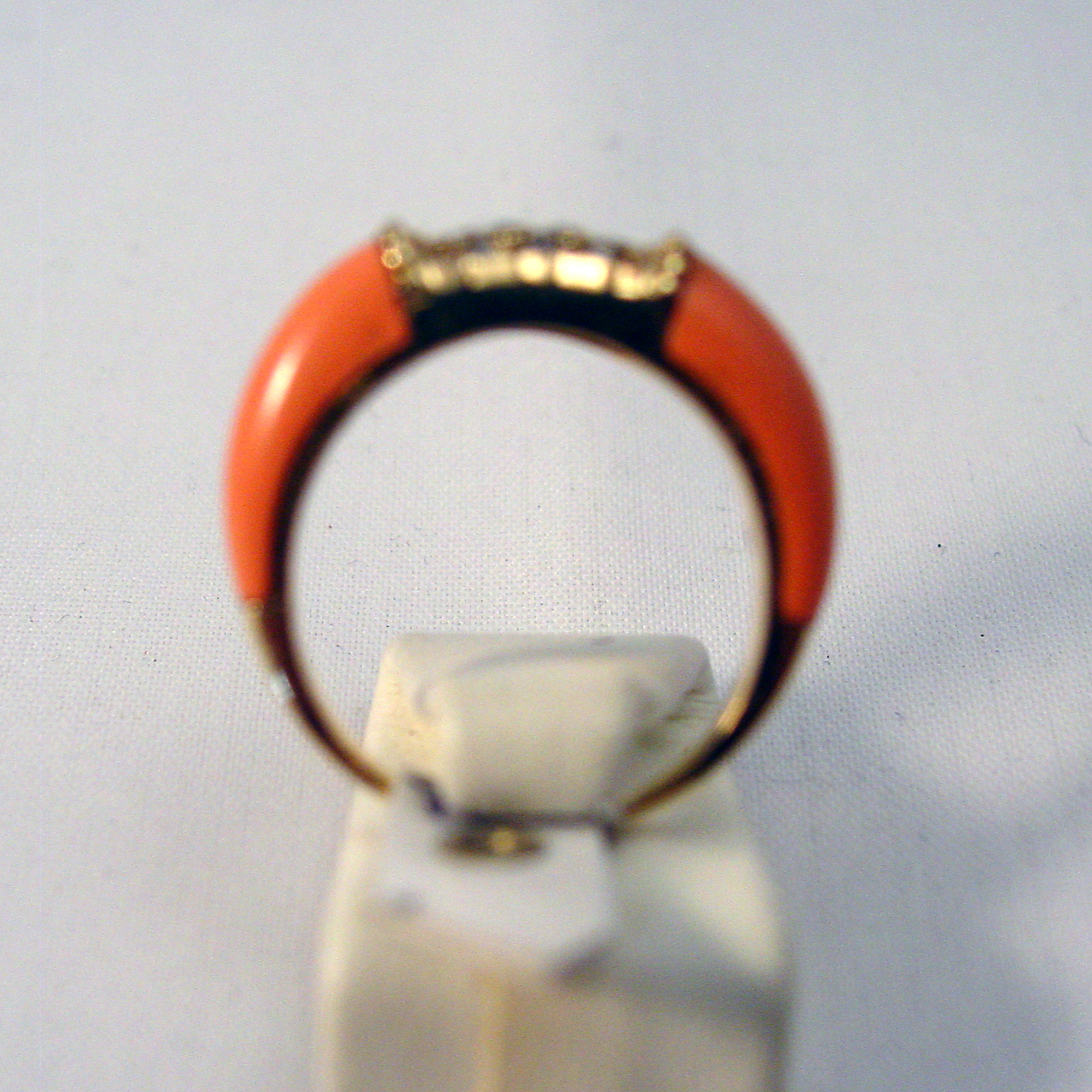 Gouden ring met koraal en diamant