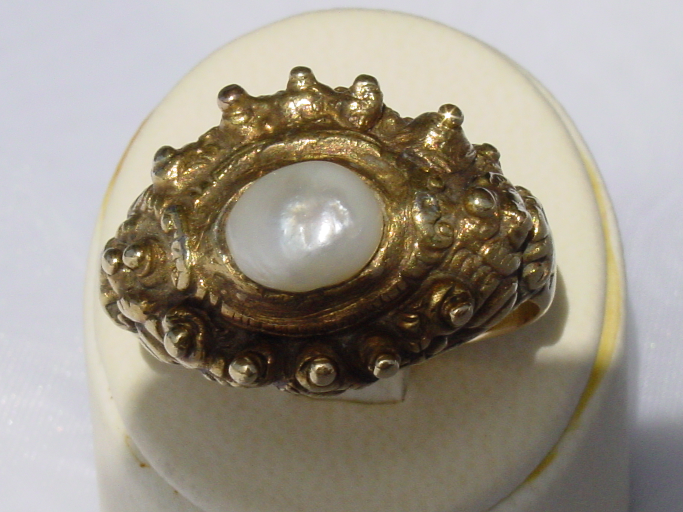 Grillige geelgouden ring met natuurlijke parel