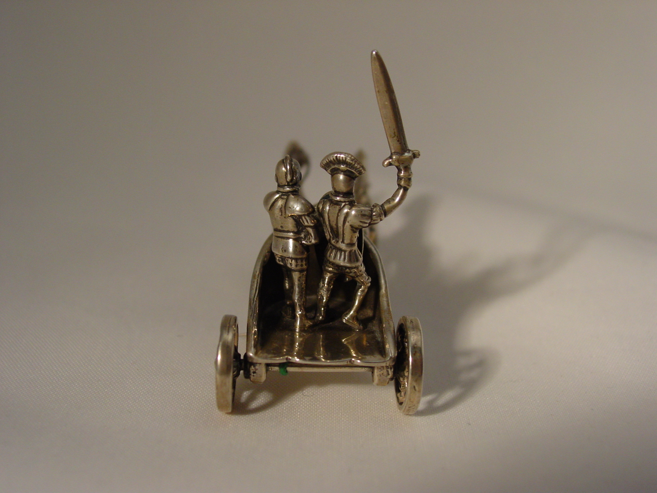 Zilveren miniatuur strijdwagen