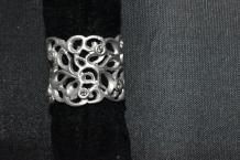 Opengewerkte witgouden ring met 5 briljantjes