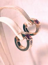 Geelgouden creolen met briljant en rhodolite 