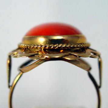 Geelgouden ring met 1 bloedkoraal