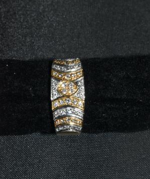 Geel en witgouden ring bezet met 50 briljant geslepen diamanten.