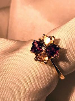 Gouden ring, bloem met briljant, rhodolite en citrien.