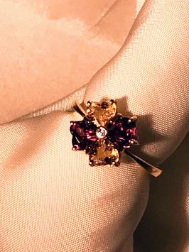 Gouden ring, bloem met briljant, rhodolite en citrien.