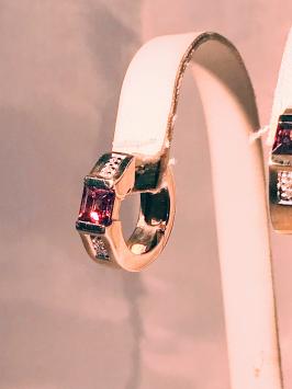 Geelgouden creolen met briljant en rhodolite 