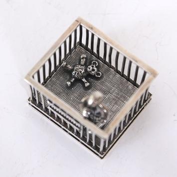 Miniatuur Kind in box