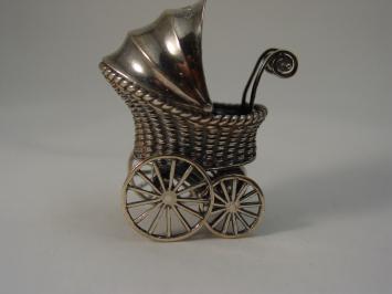 Zilveren kinderwagen